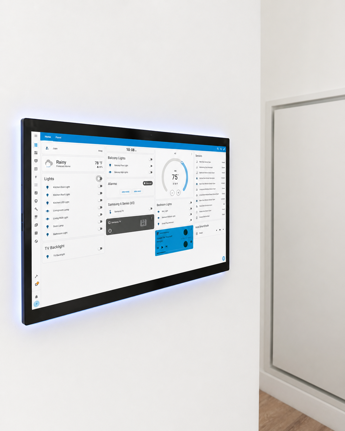 HOMIQ Smart Home Panel instalado junto a TV y mueble